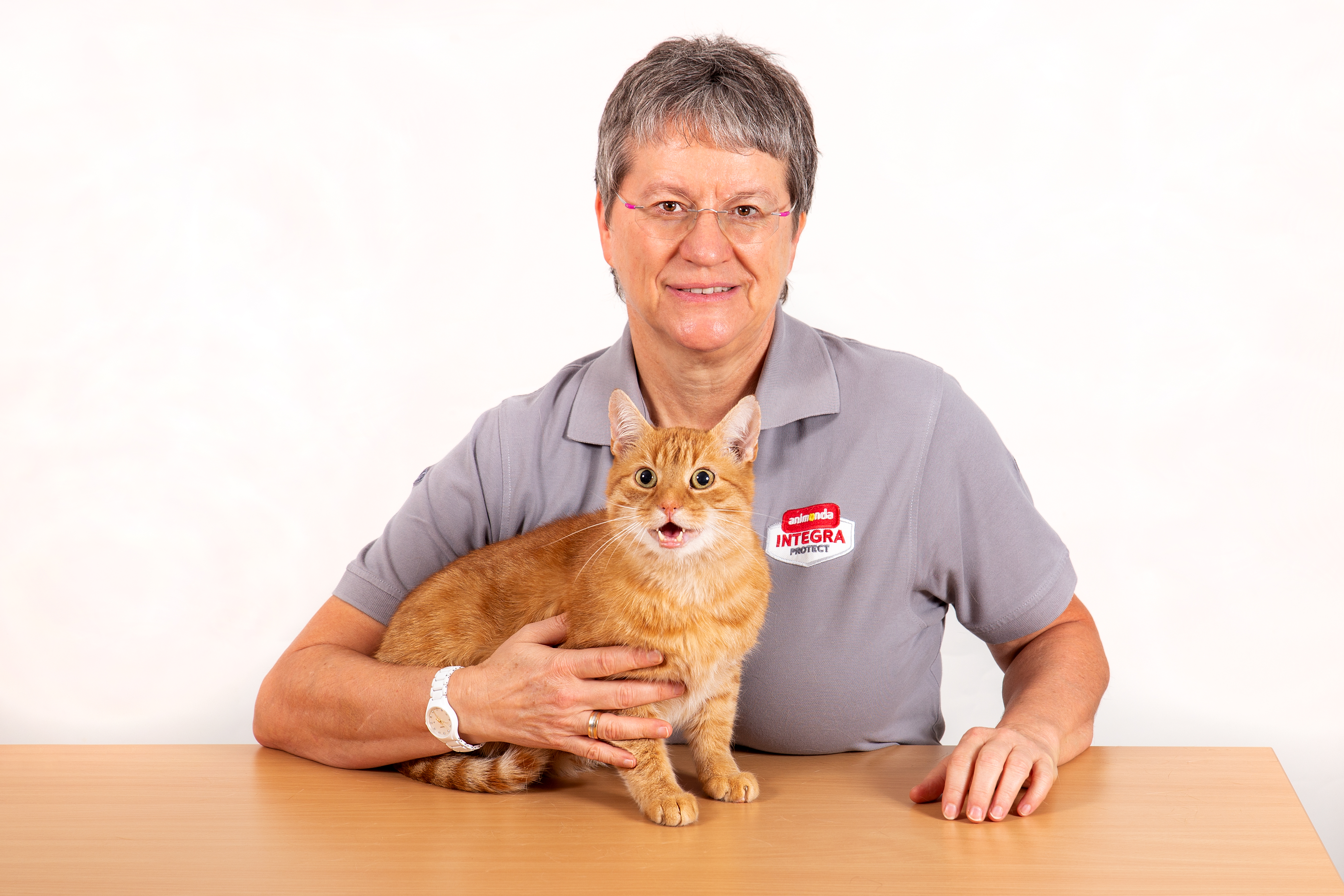 Frau Dr. Radicke mit einer Katze