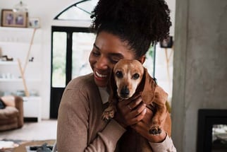 frau-mit-hund-magazin-hund-im-buero-contentimage-560x375