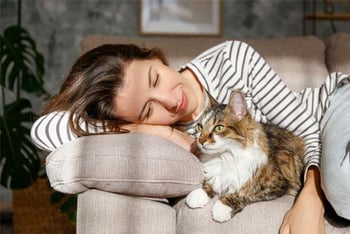 frau-mit-katze-auf-dem-sofa-magazin-katzenapotheke-contentimage-560x375